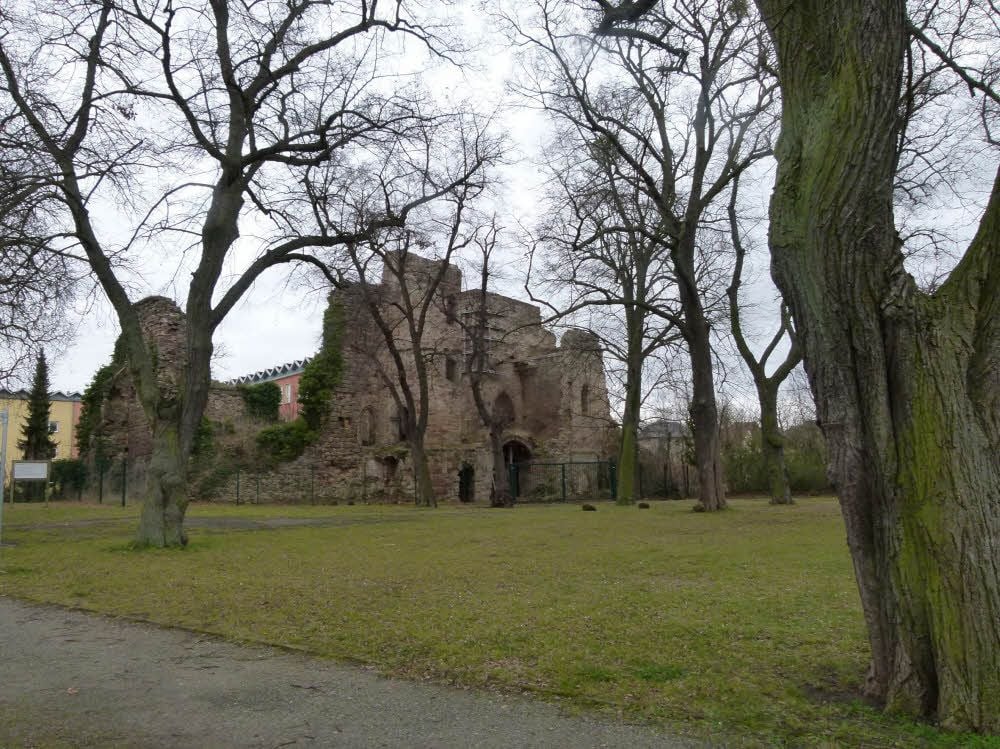 Die Ruine der Nebraer Burg aus dem 13. Jahrhundert gehört dem Kreis. Nach missglückter Bauwerkssicherung in den 1990ern gilt hier „Betreten verboten“.