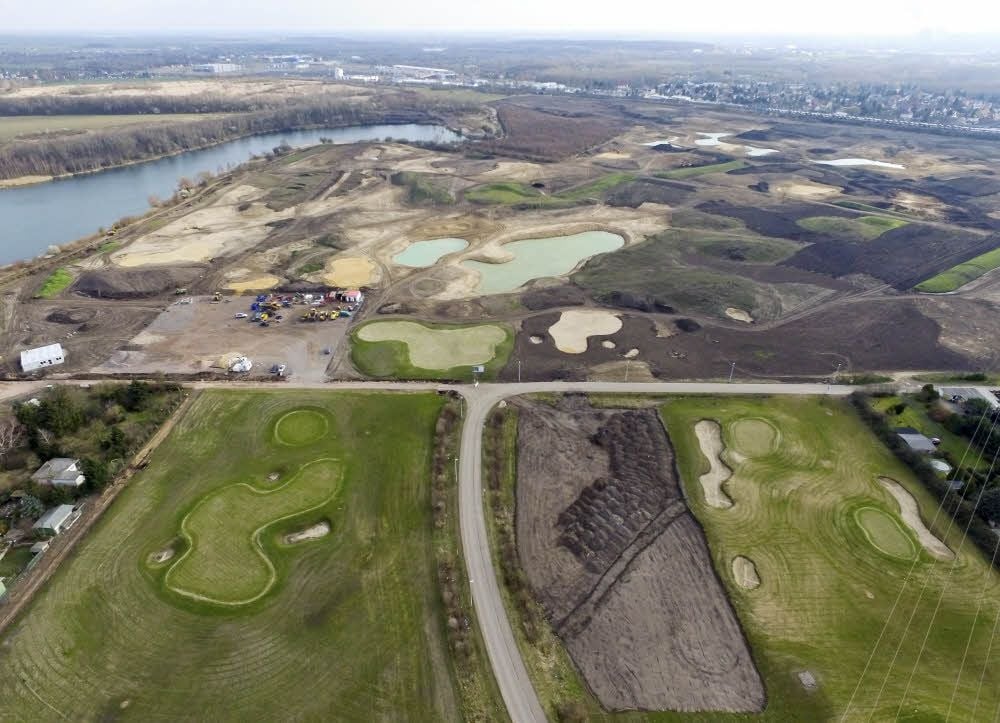 Blick aus der Luft: Der Golfplatz am Hufeisensee im März 2016. Am 11. August soll hier die Bälle fliegen.