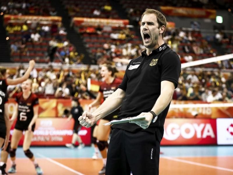 Felix Koslowski ist der Trainer der deutschen Volleyballerinnen. Foto: FIVB/AP