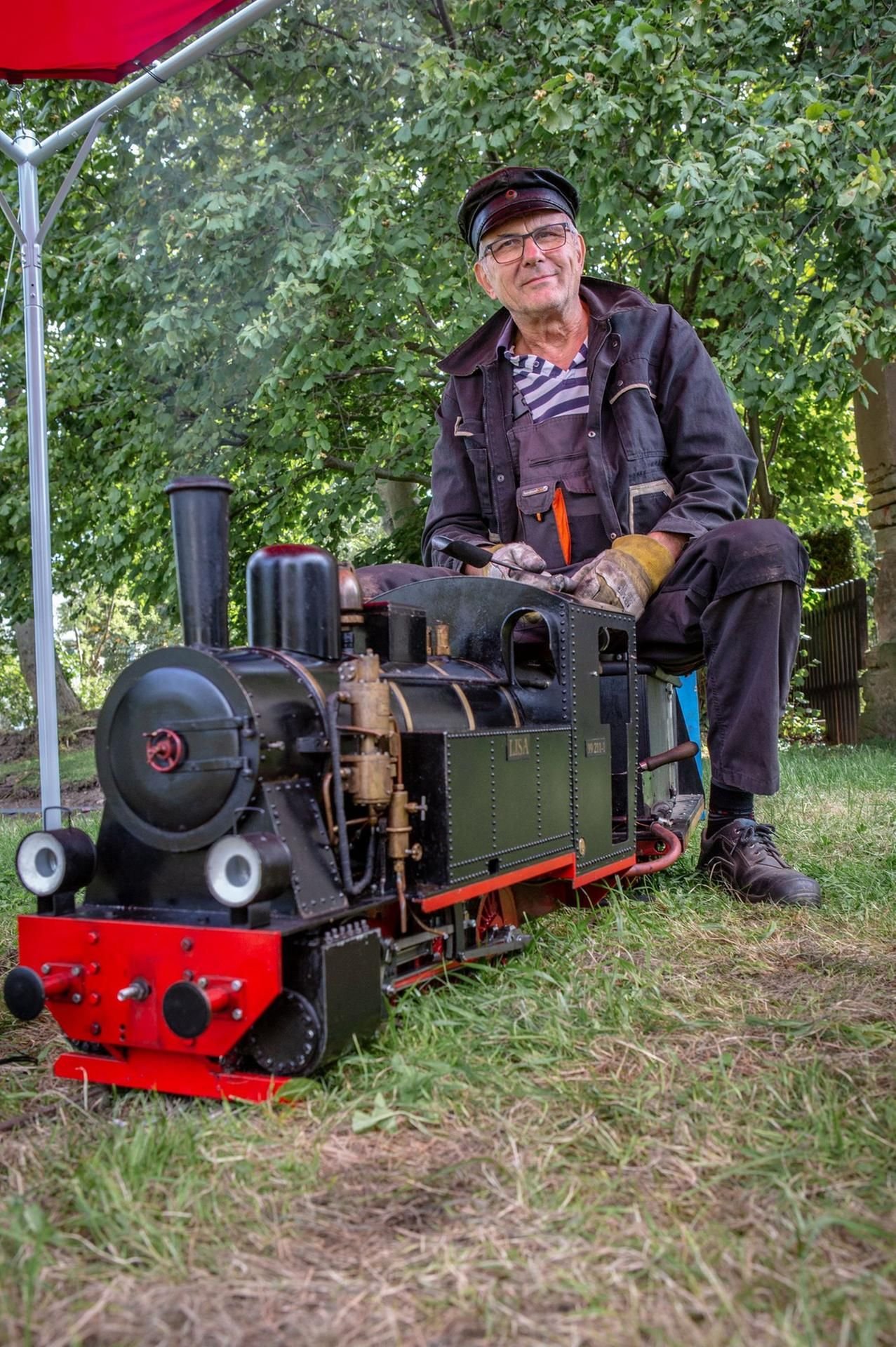 „Für mich ist das Parfüm“, sagt er und ergänzt rasch: „Männerparfüm“: Olaf Triebel war mit seiner Miniatureisenbahn bei der 950-Jahrfeier zu Gast.
