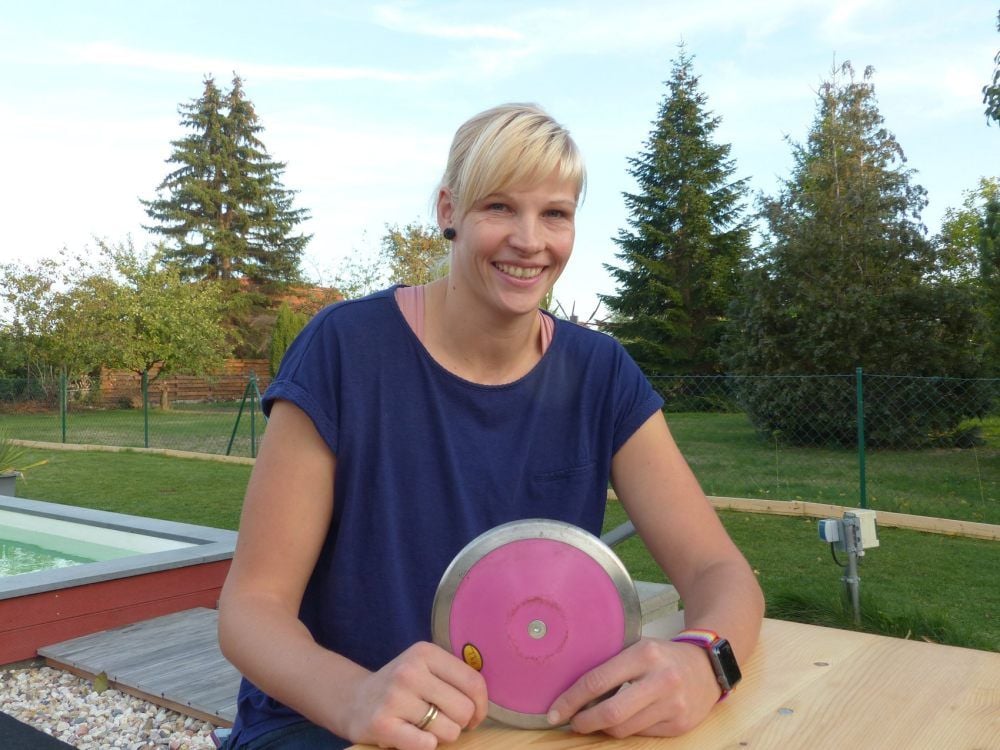 Nadine Müller genießt zu Hause im Garten die Ruhe vor den nächsten Wettkämpfen.