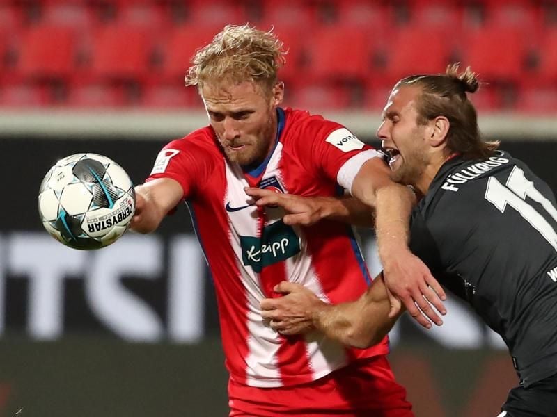 Sebastian Griesbeck (l) vom FC Heidenheim in der Relegation in Aktion. Der Spieler wechselt wohl zum 1. FC Union Berlin. Foto: Tom Weller/dpa