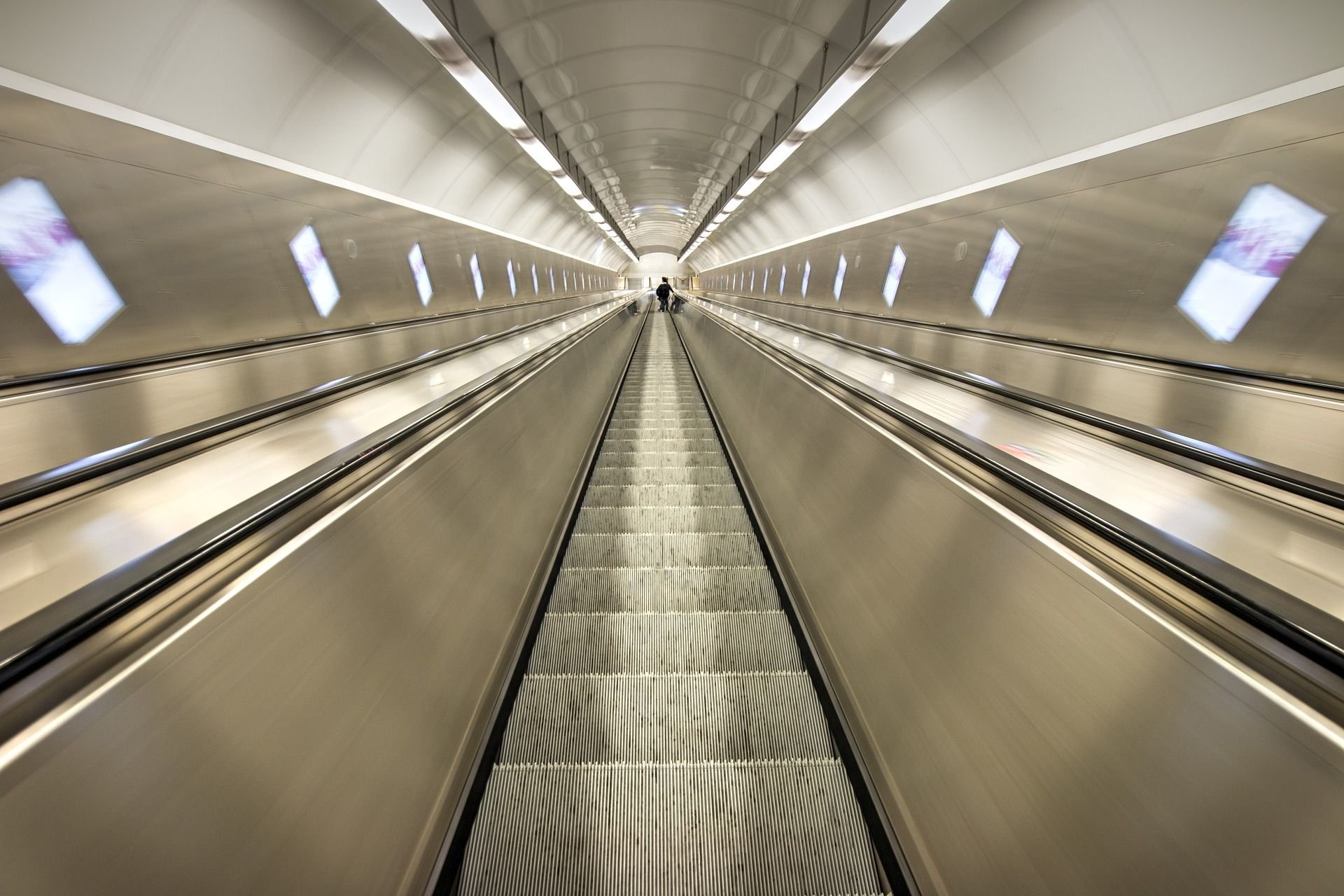 Wenn die Rolltreppe abrupt die Richtung und Geschwindigkeit wechselt, kann das zu gefährlichen Unfällen führen.