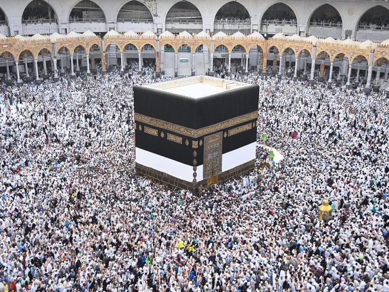 Mekka/ Kaaba. Säulen wurden an den Stellen errichtetet, an denen der Fluss der Pilger schneller wird. Diese verlangsamen den Lauf und verhindern so Panik und Niedertrampeln.