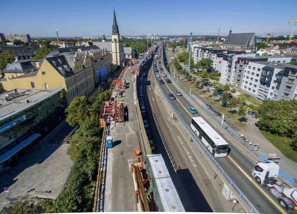 Schon auf Halles Hochstraße herrscht dank Bauarbeiten das Vekehrschaos.