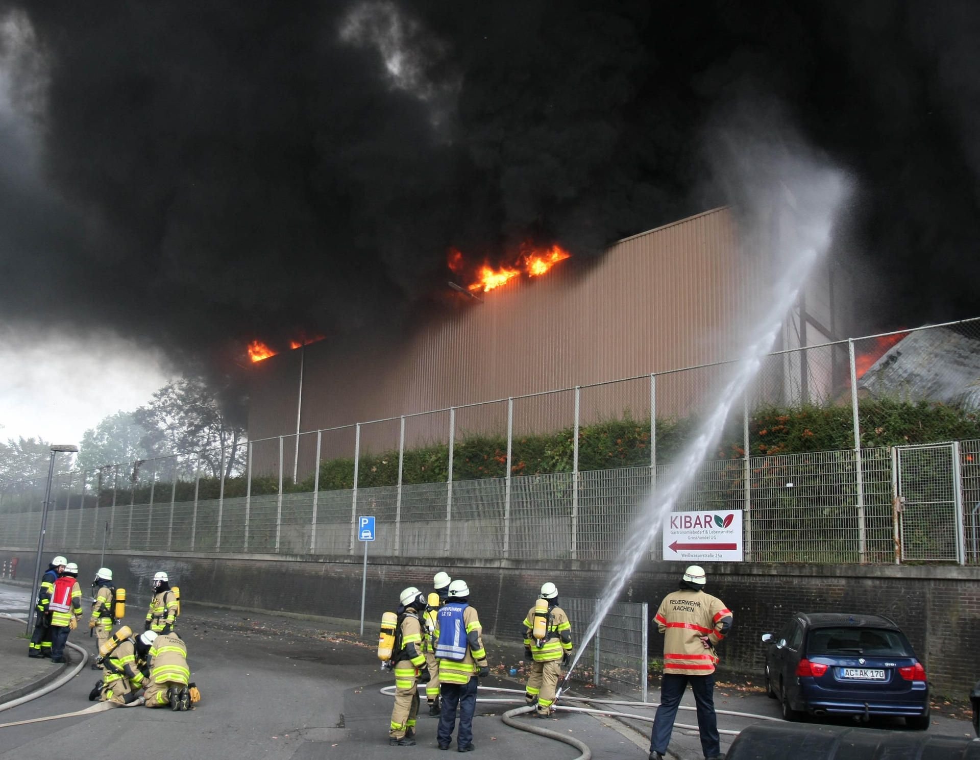 Das Feuer in der mehrere tausend Quadratmeter großen Halle habe sich rasend schnell entwickelt, hieß es bei der Stadt.