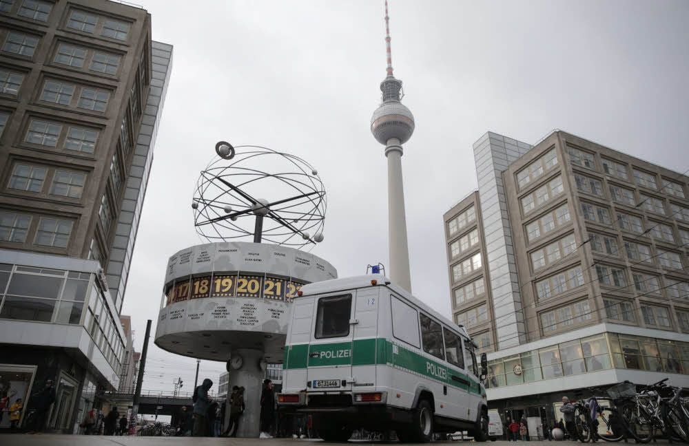 Der Alexanderplatz mit der Weltzeituhr war früher Schauplatz einer abenteuerlichen Flucht von Gabor S., der später drei Menschen umbrachte.
