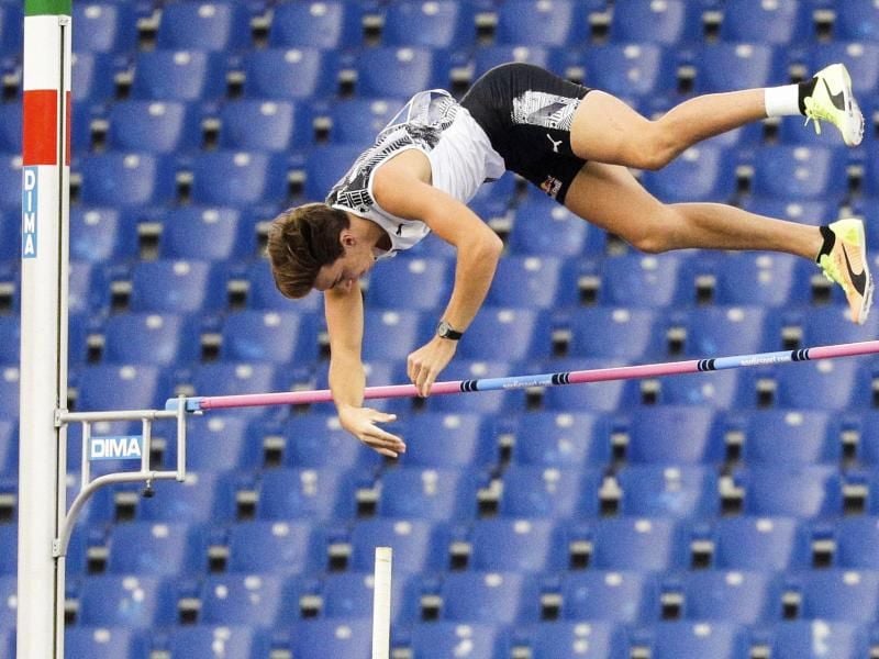 Armand Duplantis aus Schweden stellte eine neue Stabhochsprung-Bestmarke unter freiem Himmel auf. Foto: Gregorio Borgia/AP/dpa