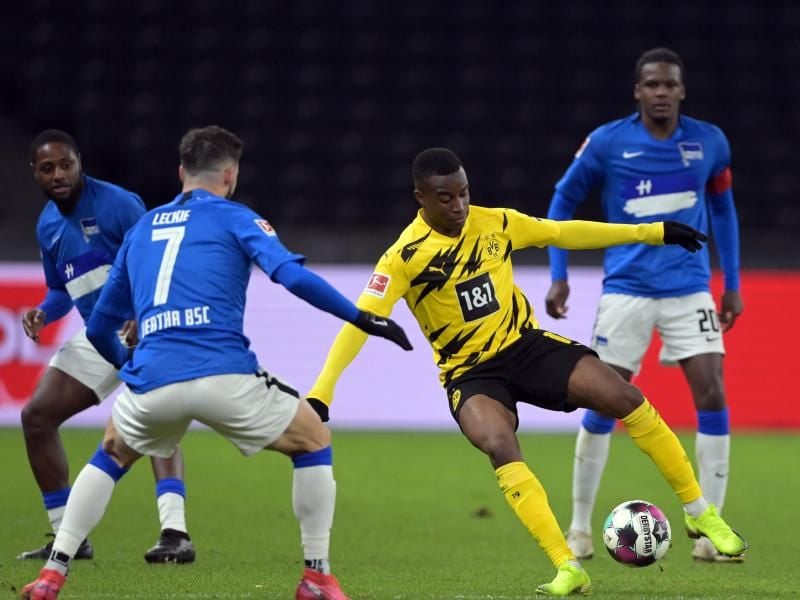 Kein Fußballer war bei seinem ersten Bundesliga-Spiel jünger: Youssoufa Moukoko (2.v.r.) vom BVB. Foto: Soeren Stache/dpa-Zentralbild/dpa