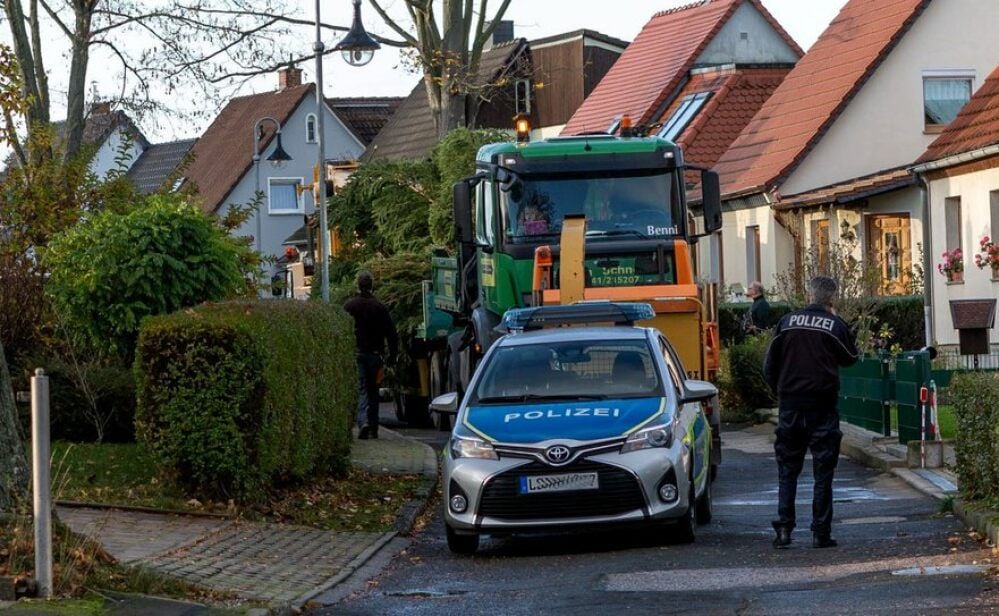 Die Polizei begleitet den Baumtransport.