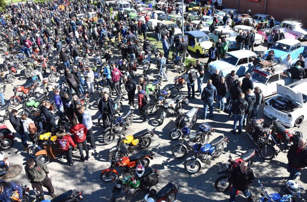 Mehr als 650 Fahrzeuge mit Zweitakt-Motoren aus DDR-Zeiten kommen in Hedersleben zur großen Harz-Ausfahrt zusammen.