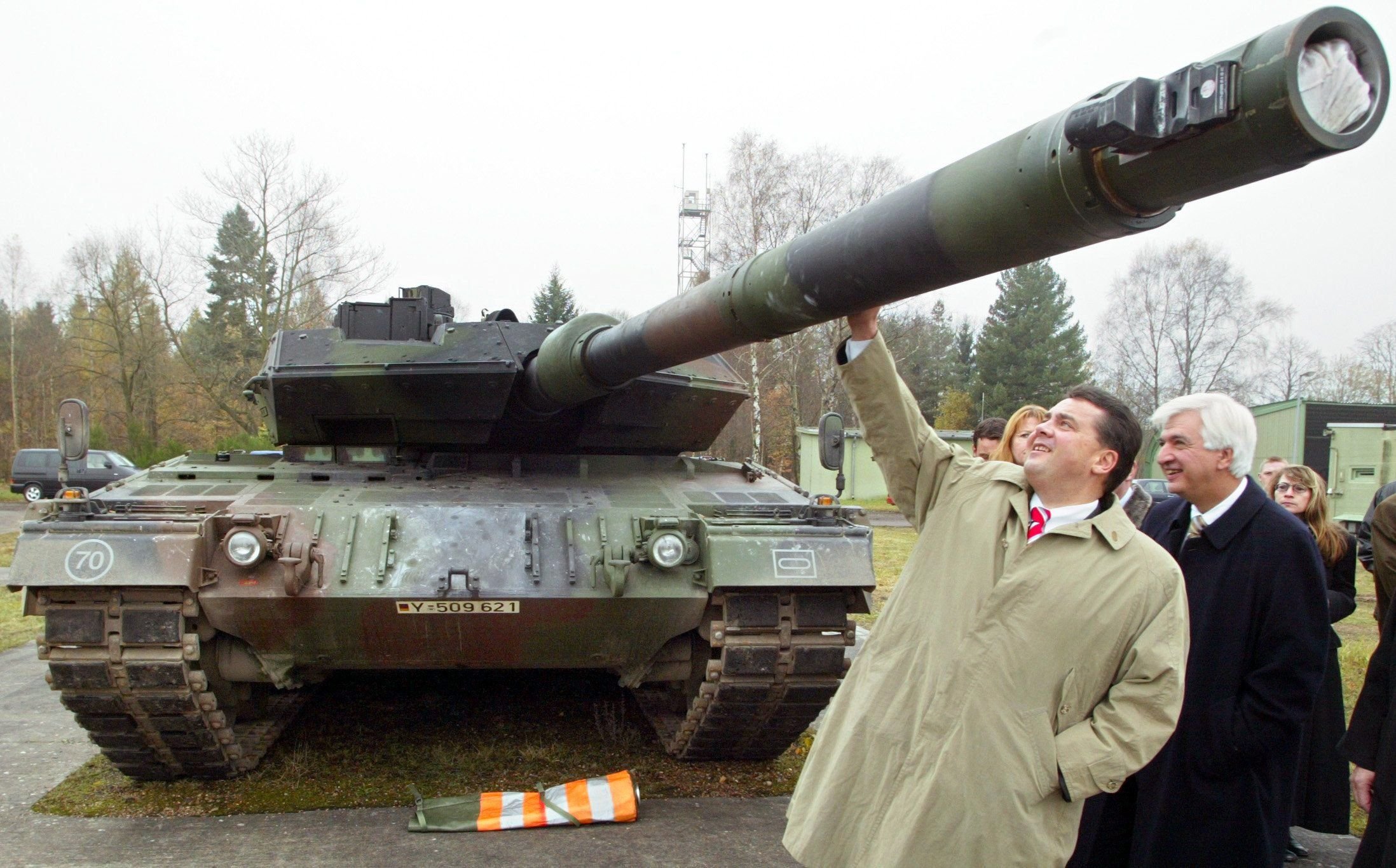 Vizekanzler Sigmar Gabriel (l.) und das ehemalige Rheinmetall-Vorstandsmitglied Gert Winkler (r.)