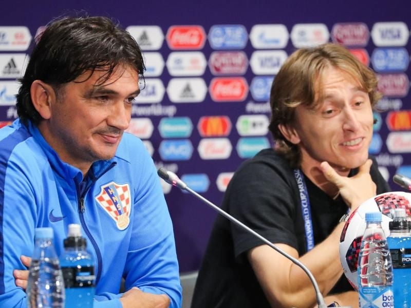 Entspannt vor dem Finale: Kroatiens Trainer Zlatko Dalic (l) und Luka Modric. Foto: Christian Charisius