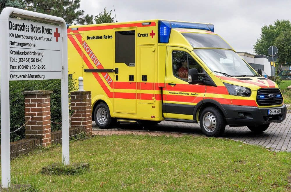 Ein Rettungswagen rückt aus der Wache Merseburg-Süd aus. Neben Sanitätern sollte laut der Experten hier auch ein Notarzt stationiert werden.