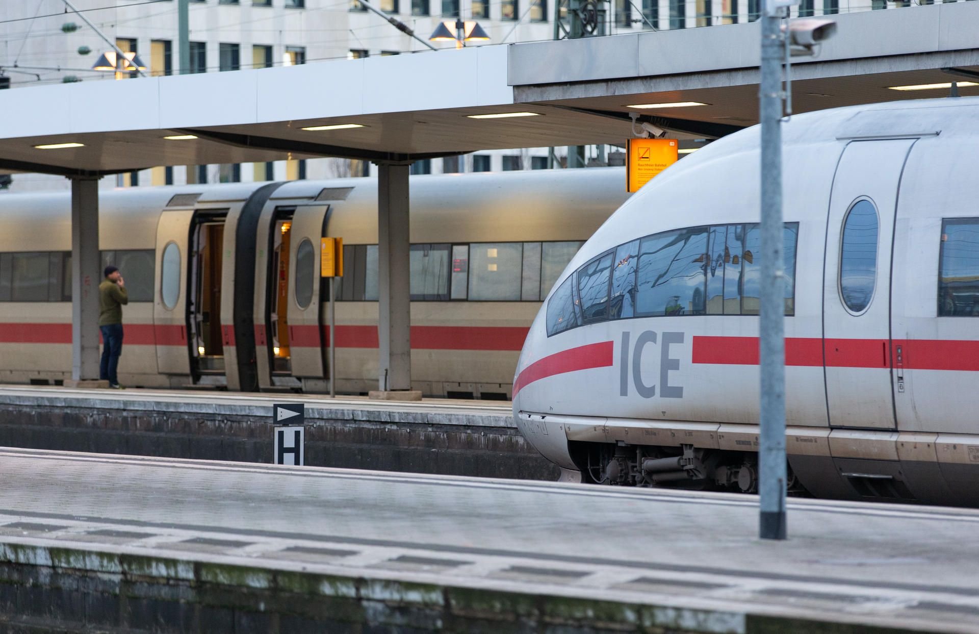 Bielefeld: Zwei Fernzüge (ICE) stehen im Hauptbahnhof auf den Gleisen.