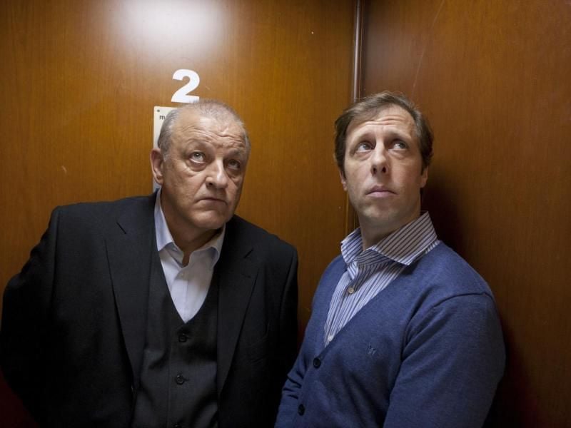 Ekki (Oliver Korittke, r) und Wilsberg (Leonard Lansink) erleben im Paternoster merkwürdige Dinge. Foto: ZDF/Thomas Kost/dpa
