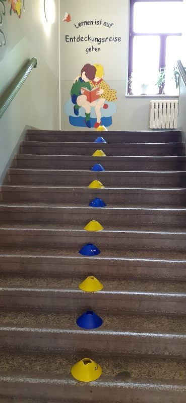 Auf der Treppe gilt Rechtsverkehr.