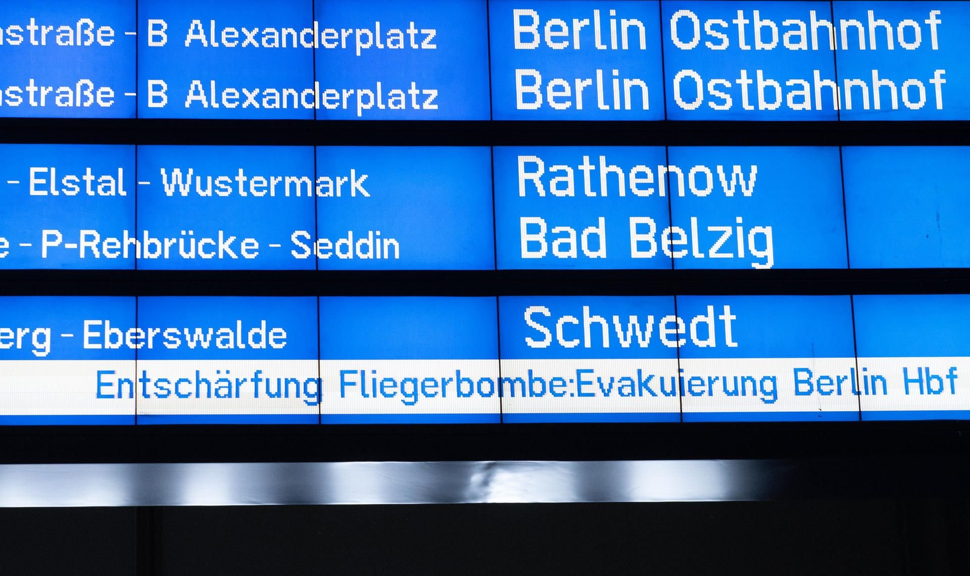 Der Hinweis "Entschärfung Fliegerbombe" steht am Abend auf einer Informationstafel im Hauptbahnhof in Berlin.