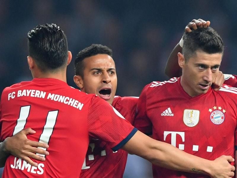 Die Bayern-Spieler James Rodriguez (l-r), Thiago und Robert Lewandowski stehen im Kader ihrer Länder für die WM. Foto: Soeren Stache