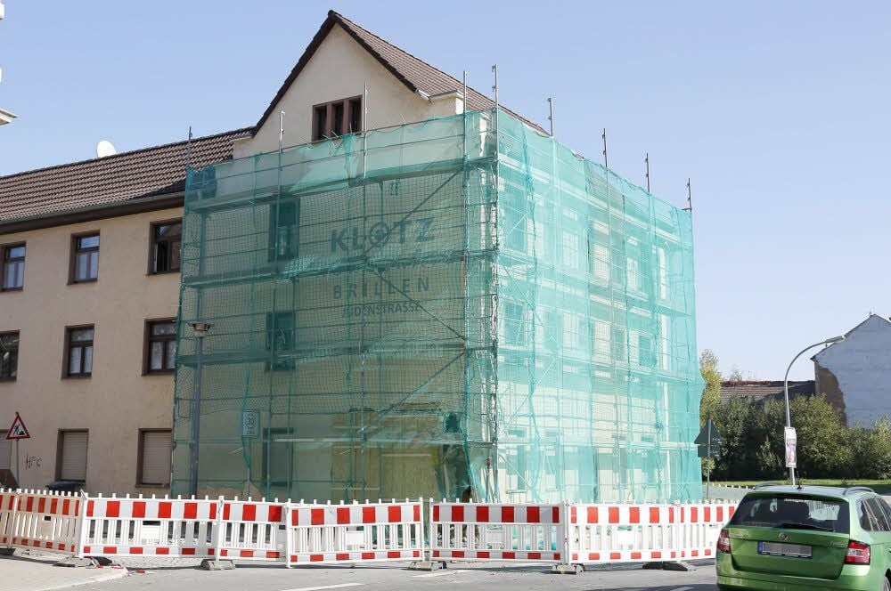 Ein Baugerüst verhüllt das kaputte Eckhaus.