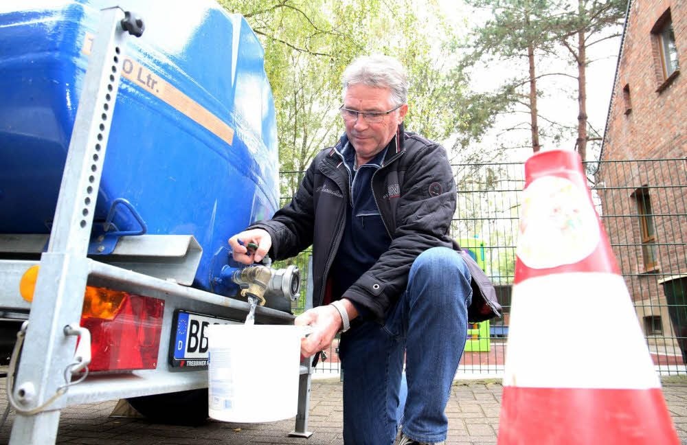 Gegen 11 Uhr kam ein mit Trinkwasser betanktes Versorgungsfahrzeug. Gerhard Bunge deckte sich gleich mit Wasser ein. Die Fahrer fuhren nahezu jedes Haus ab und boten an, Wasser zu zapfen.