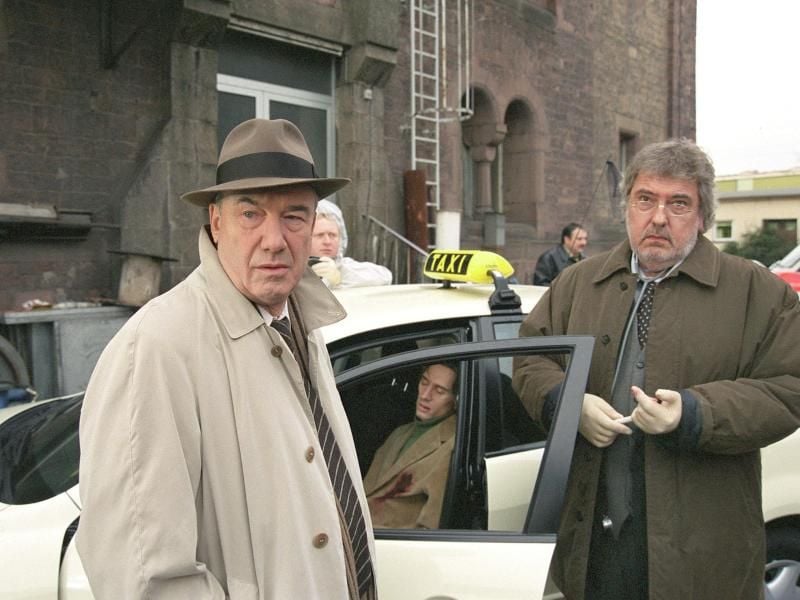 Dietz-Werner Steck als Bienzle, Robert Glatzeder als Toter im Taxi und Klaus Spürkel als Dr. Kocher (r) in „Tatort - Bienzle und der Taximord”. Foto: Schweigert/SWR