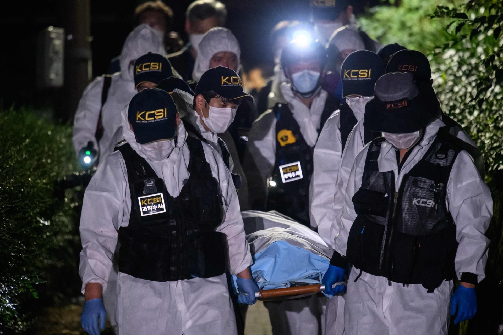 Der Bürgermeister von Seoul, Park Won Soon, ist tot aufgefunden worden. Polizisten trugen seinen Leichnam.