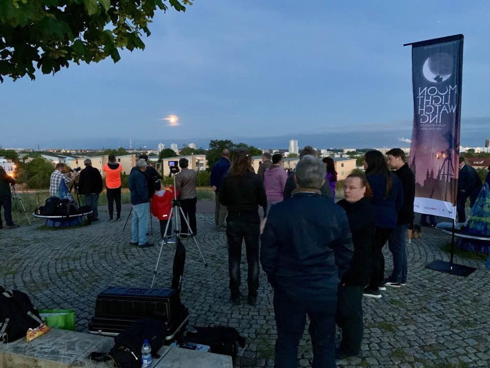 Im Laufe des Abends hatten sich etwa 40 Hallenser auf dem Grünen Hügel versammelt, um das Himmelsspektakel zu beobachten.