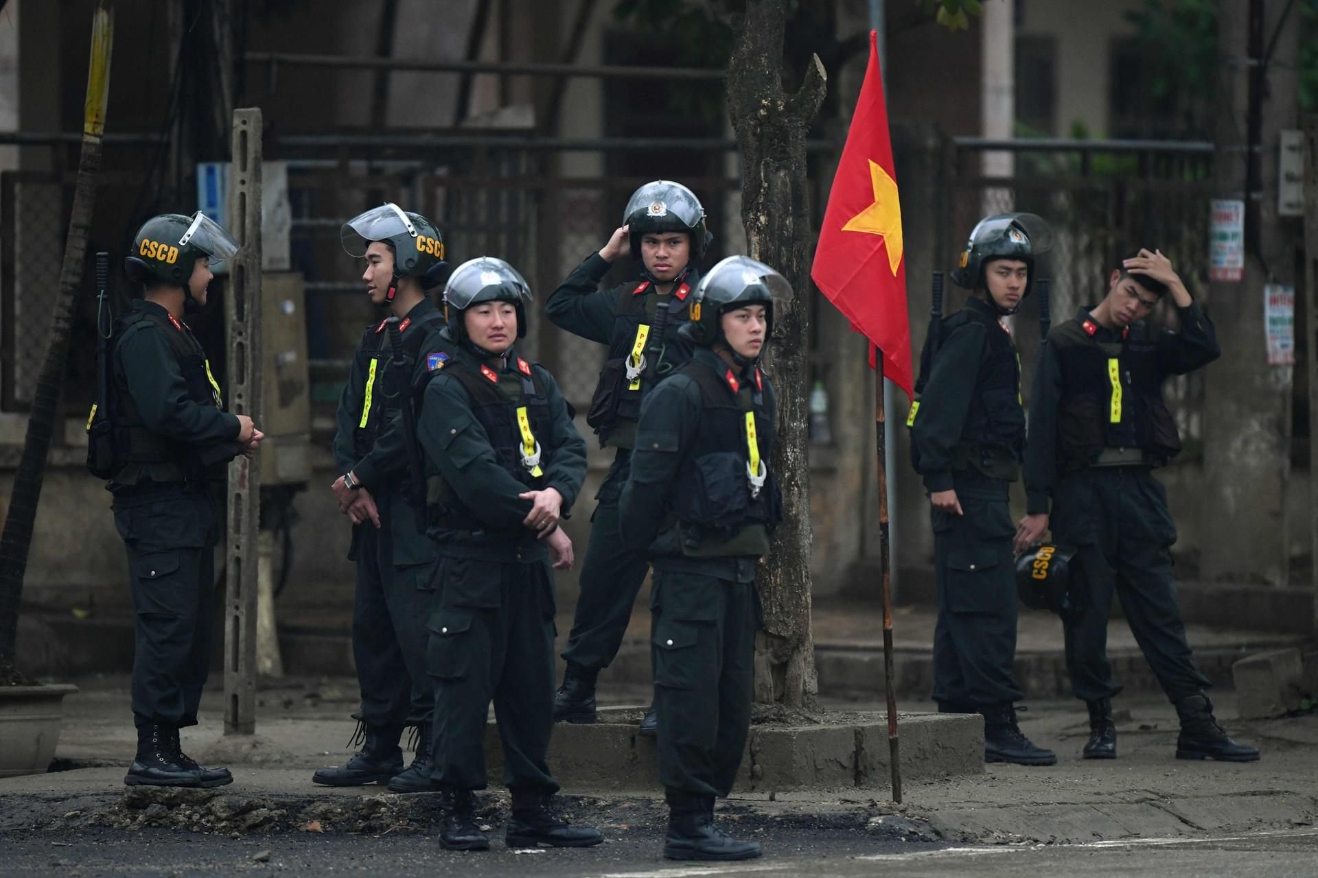 Vietnamesische Polizisten stehen am Straßenrand. (Symbolbild)