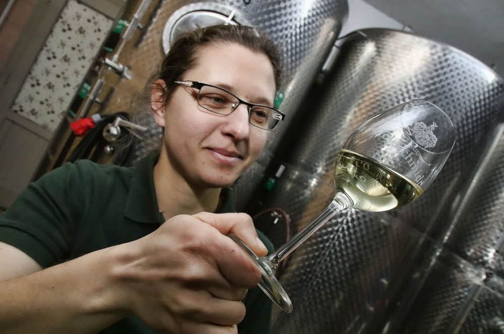 Kellermeisterin Claudia Proske schenkt im Goldschmidt’schen Weingut in Beyernaumburg reinen Wein ein.