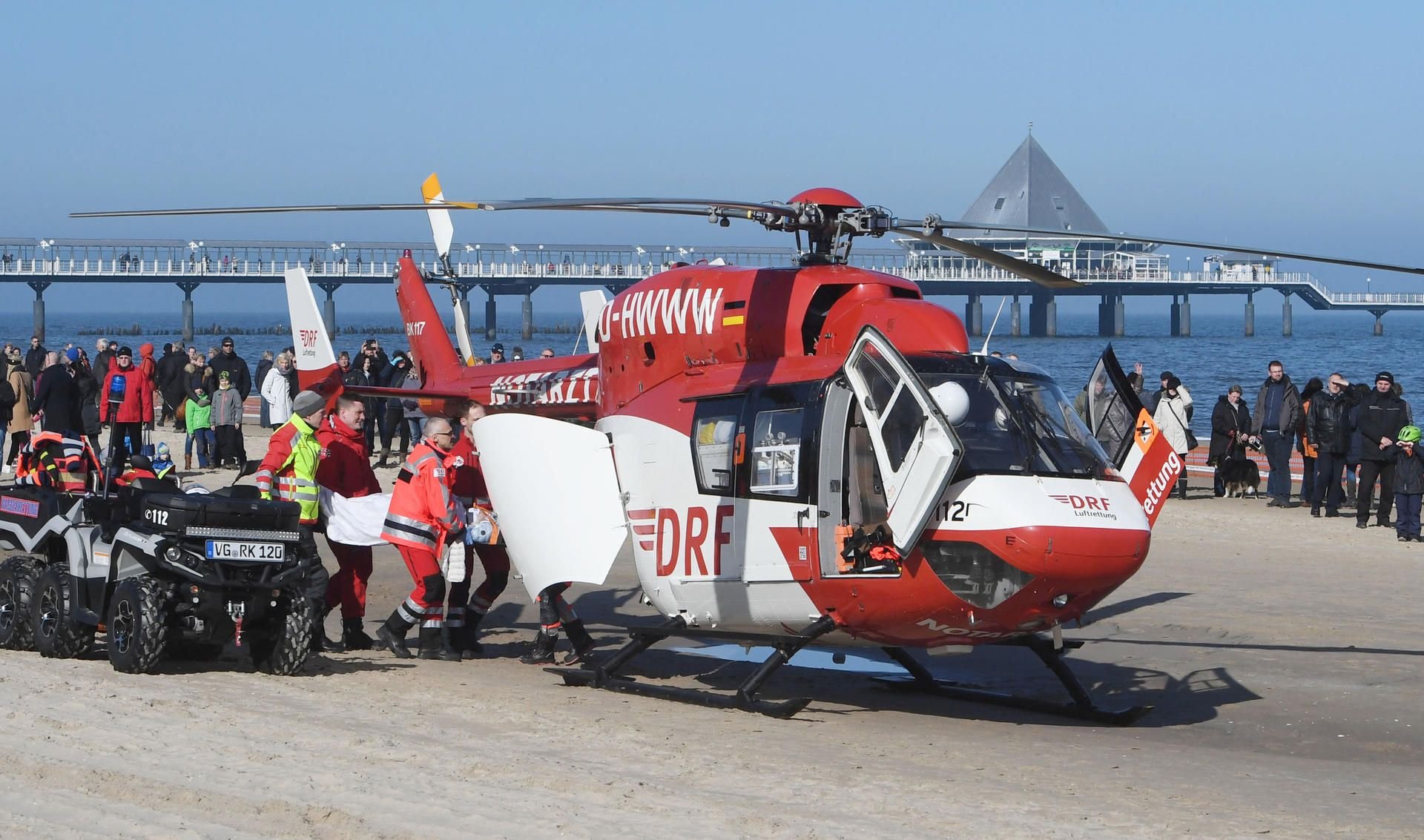 Sanitäter tragen die verletzte Schauspielerin Gerit Kling in einen Rettungshubschrauber.
