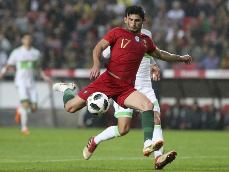 Portugals Goncalo Guedes kommt gegen einen algerischen Gegenspieler zum Schuss. Foto: Armando Franca/AP