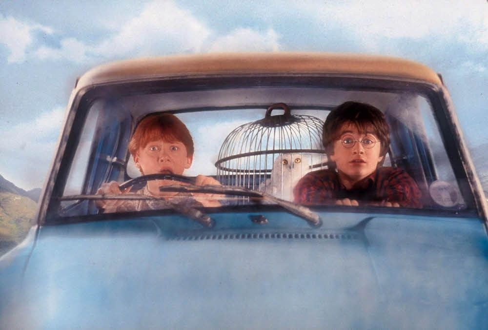 Ein Foto aus „Harry Potter und die Kammer des Schreckens“ von 2002: Harry Potter (rechts) mit Freund Ron im fliegenden Ford Anglia.