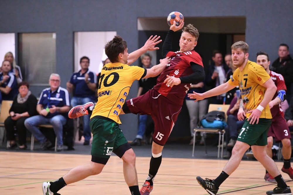 HCB-Spieler Maximilian Fuchs (beim Wurf) mit zwei entscheidenden Akteuren dieser Spitzenpartie: dem 13-fachen Torschützen Frank Grohmann (r.), den die Gastgeber nie richtig in den Griff bekamen, sowie Paul Weyhrauch (Nr. 10), der sechs Sekunden vor Schluss den Siegtreffer der Bad Blankenburger erzelte.