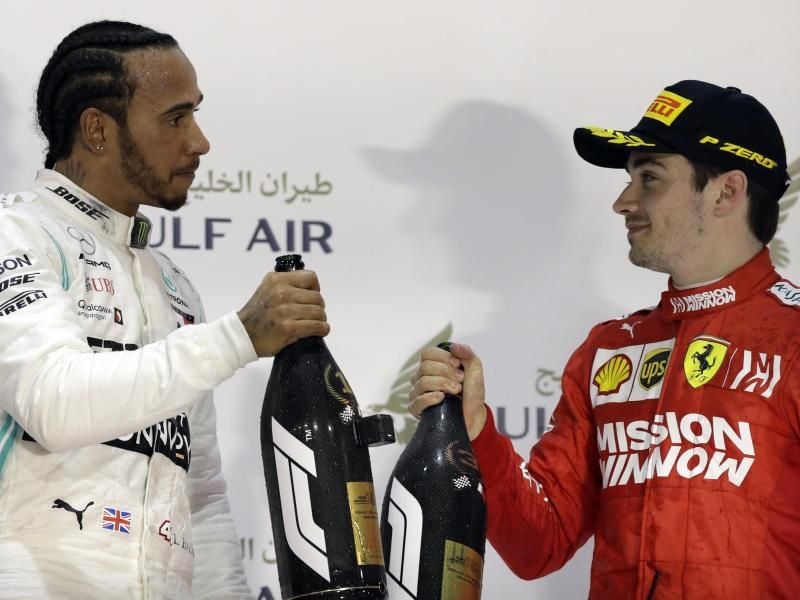 Auf dem Podest in Bahrain: Sieger Lewis Hamilton (l) und der Drittplatzierte Charles Leclerc. Foto: Luca Bruno/AP/dpa