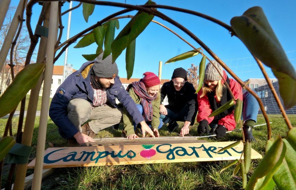Franziska Stöhr (2.v.l.) und andere Mitglieder der Hochschulgruppe legen einen Campusgarten an.