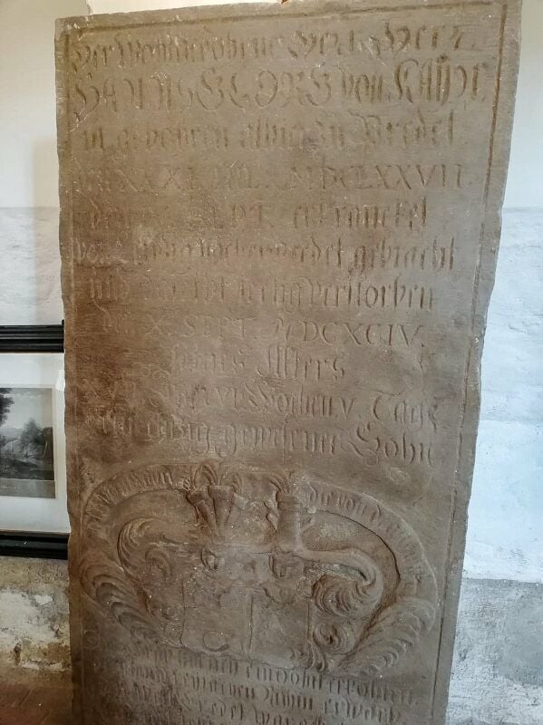 Dieser alte Grabstein wurde unter dem Holzfußboden entdeckt. Er trägt die Jahreszahl 1694.