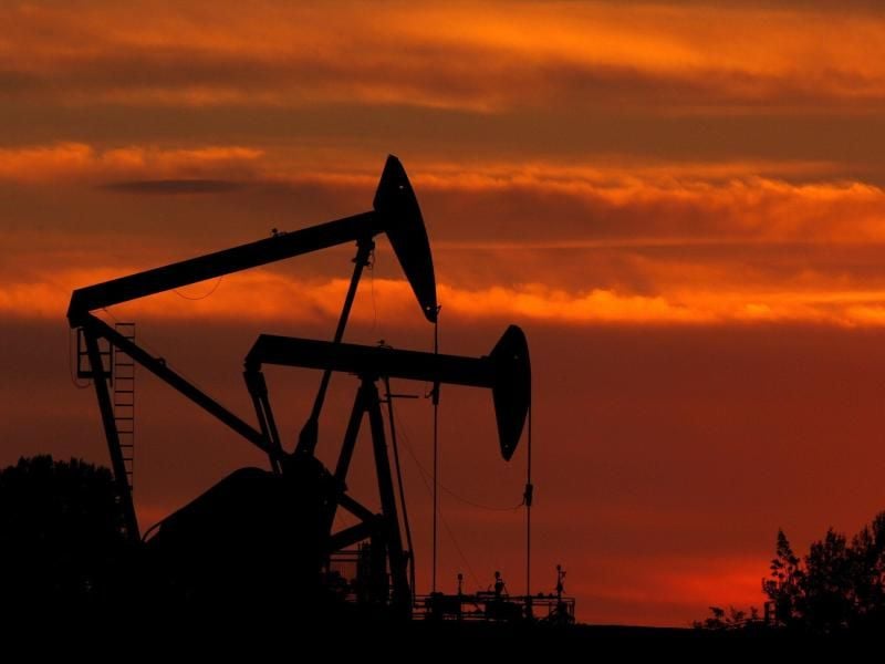 Ölpumpen vor Sonnenuntergang. Laut Weltbank wird sich der Ölpreis im kommenden Jahr um ein Viertel verteuern. Foto: Pauls Buck/Archiv