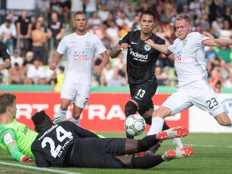 Der Ulmer Steffen Kienle (r) trifft zum 1:0. Foto: Sebastian Gollnow