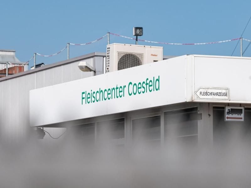 Der Kreis Coesfeld verzeichnet aufgrund der I Fälle in einer Fleischfabrik viele Corona-Neuinfektionen. Foto: Guido Kirchner/dpa