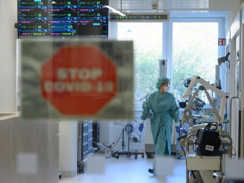 Corona-Intensivstation des Universitätsklinikums Dresden. Ob schwer erkrankt oder symtomfrei, anhaltende Müdigkeit ist für viele Menschen nach überstandener Covid-19-Erkrankung ein Problem. Foto: Robert Michael/dpa-Zentralbild/dpa