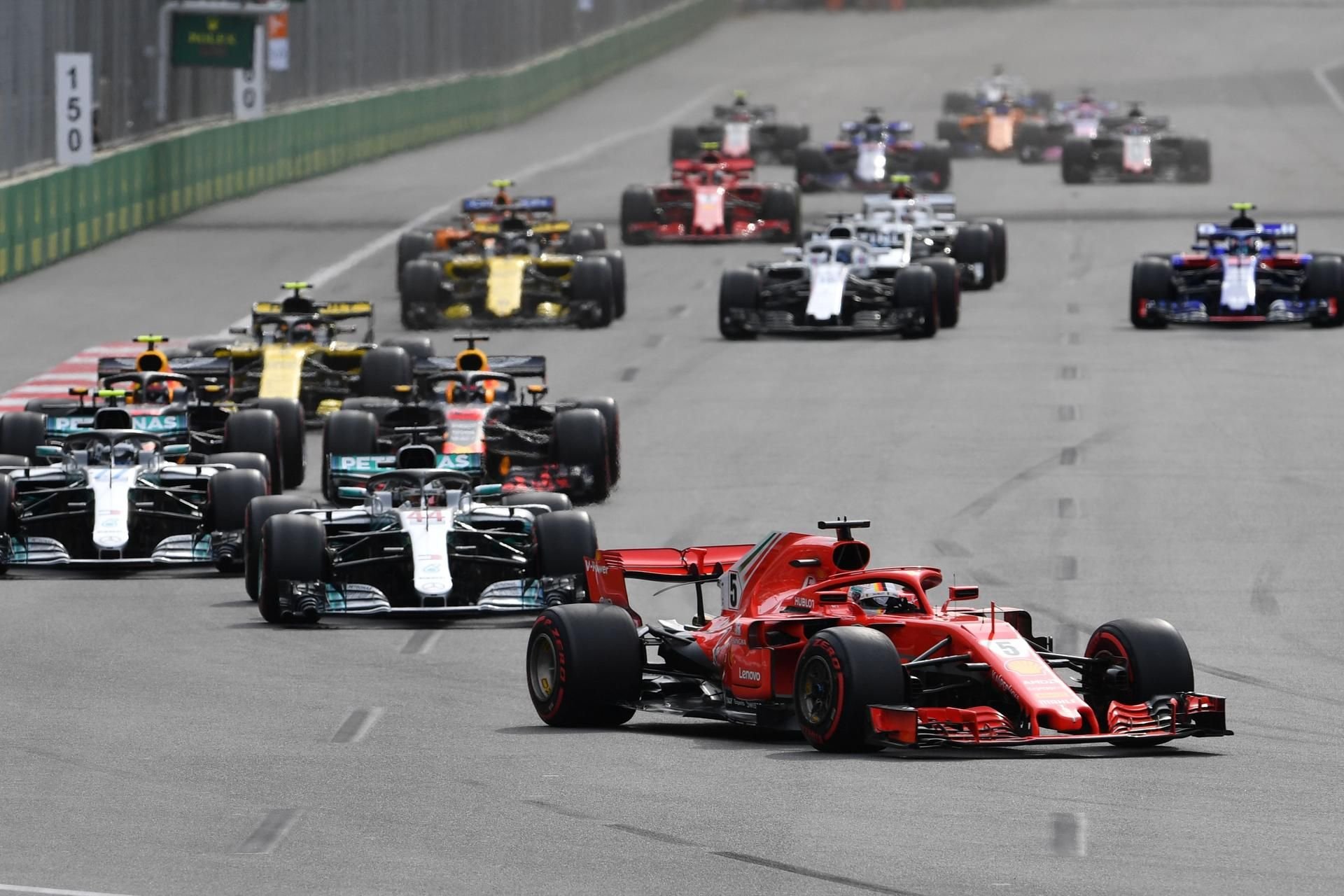 Sebastian Vettel führt im Ferrari zum Start des Formel-1-Rennens in Aserbaidschan vor Lewis Hamilton im Mercedes.