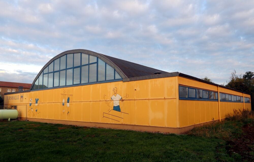 Die Dachpappe auf dem Tonnengewölbe der Prettiner Turnhalle weist gravierende Schäden auf.