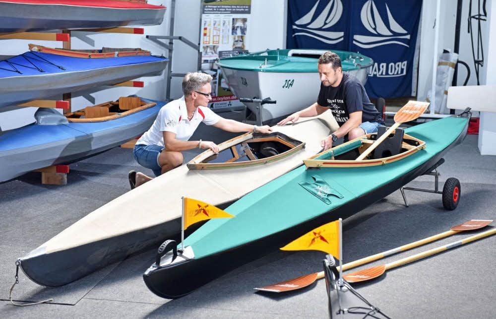 Vertriebsleiterin Cindy Kummer und Tischler Marco Tatusch schauen sich die Details des E 65 an. Der Kajak-Einer (li.) war das allererste Faltboot, dass 1953 in Pouch gebaut wurde. Nach 65 Jahren wurde das Modell anlässlich des Jubiläums überarbeitet und kommt nun wieder auf den Markt.