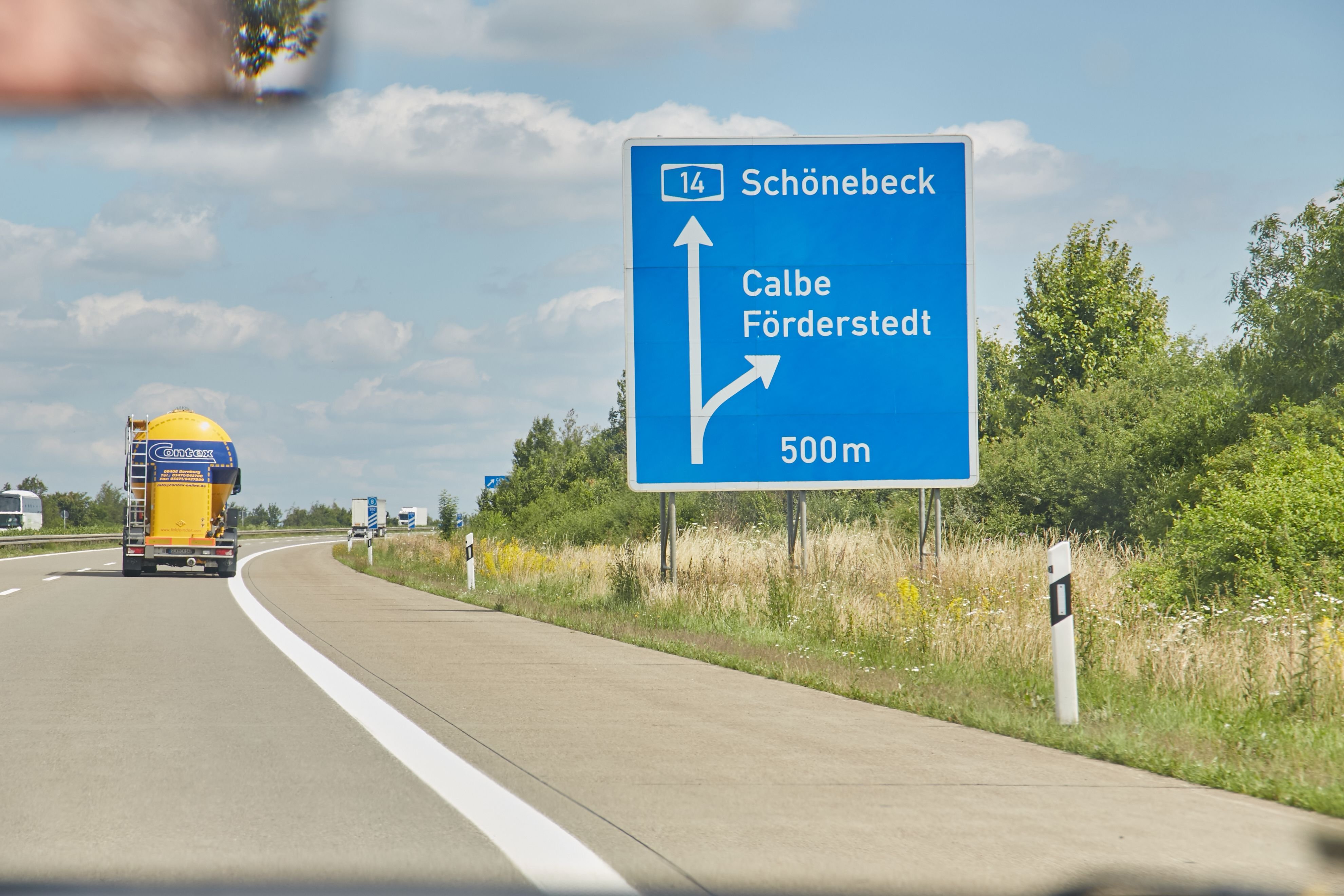 Hinweisschild auf die Abfahrt Calbe/Förderstedt an der A14 im Salzlandkreis in Richtung Magdeburg