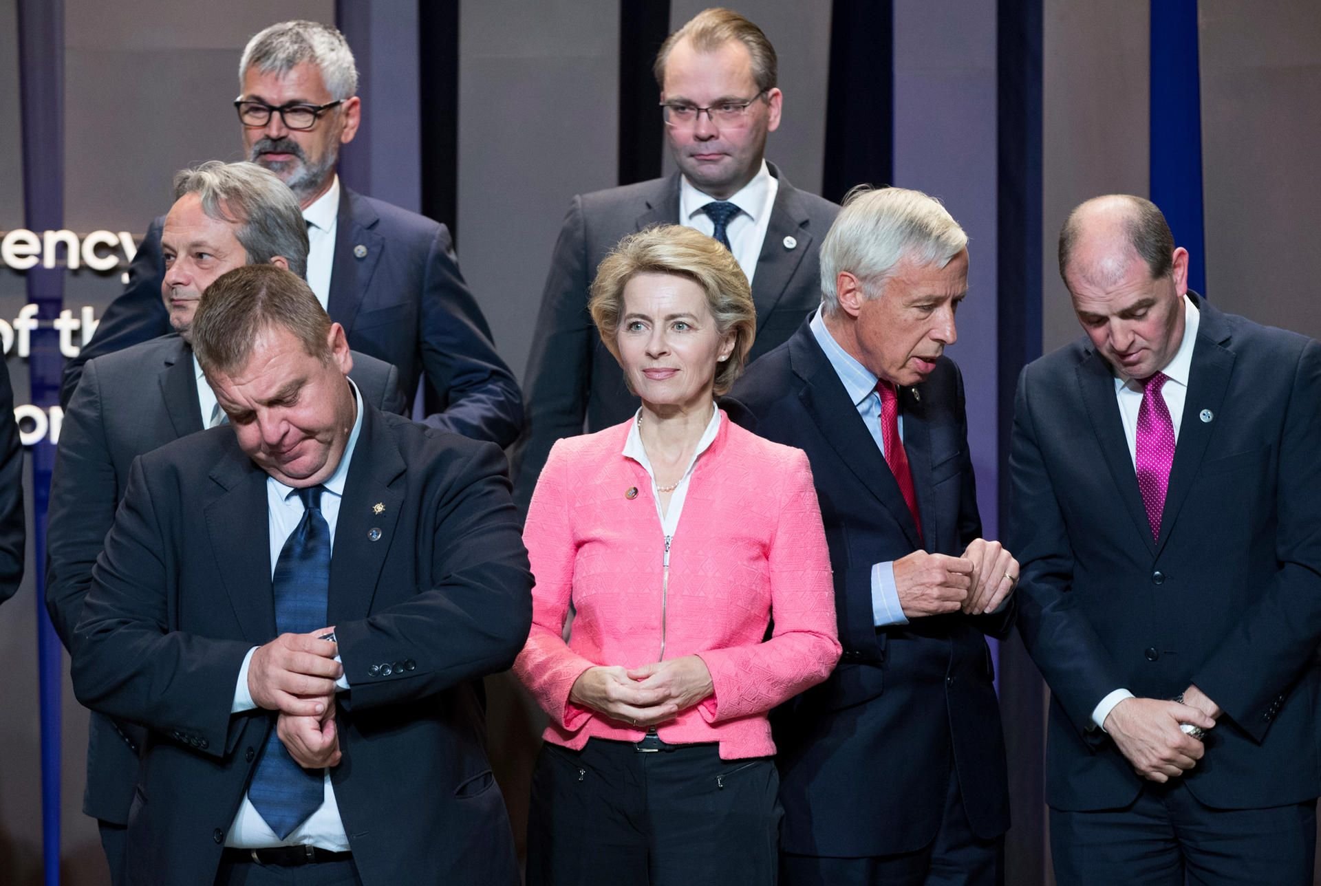 Verteidigungsministerin Ursula von der Leyen gemeinsam mit ihren Amtskollegen (Archivbild)
