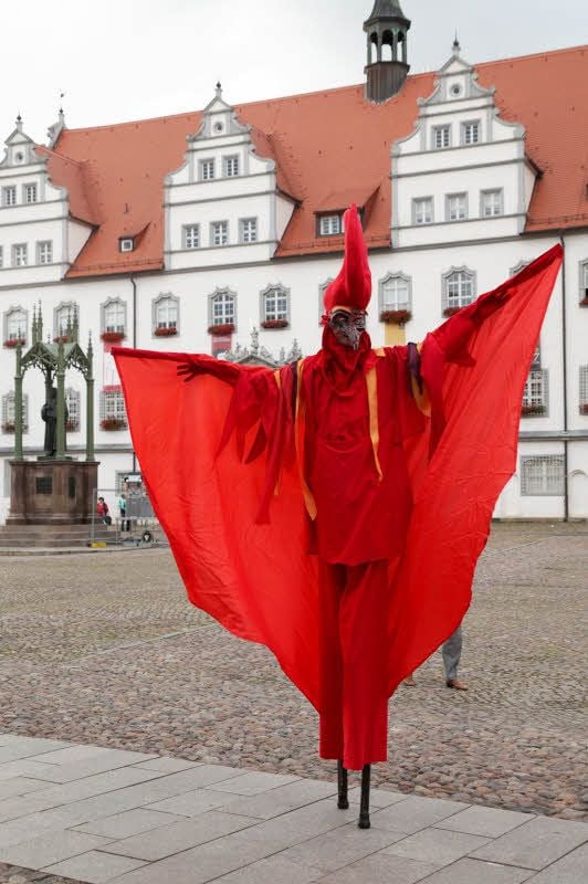Symbol der Erlebnisnacht ist der Feuervogel - 2018 erneut dargestellt von dem Schauspieler, Regisseur und Stelzenläufer Birger Markuse aus Berlin.
