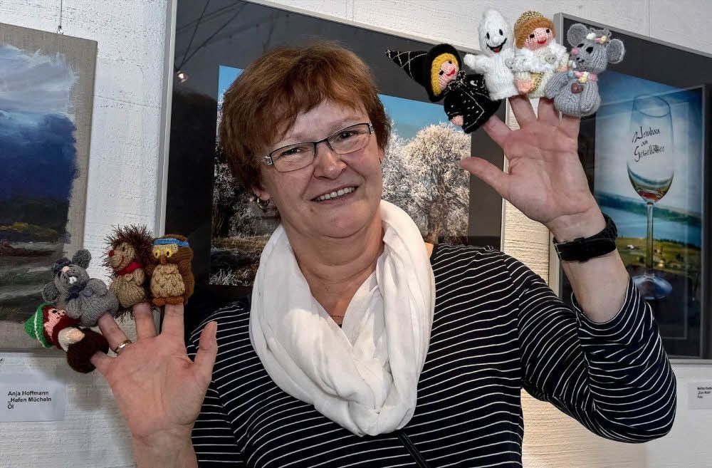 Das große Hobby von Karin Grundmann aus Mücheln ist das Stricken von Fingerpuppen.
