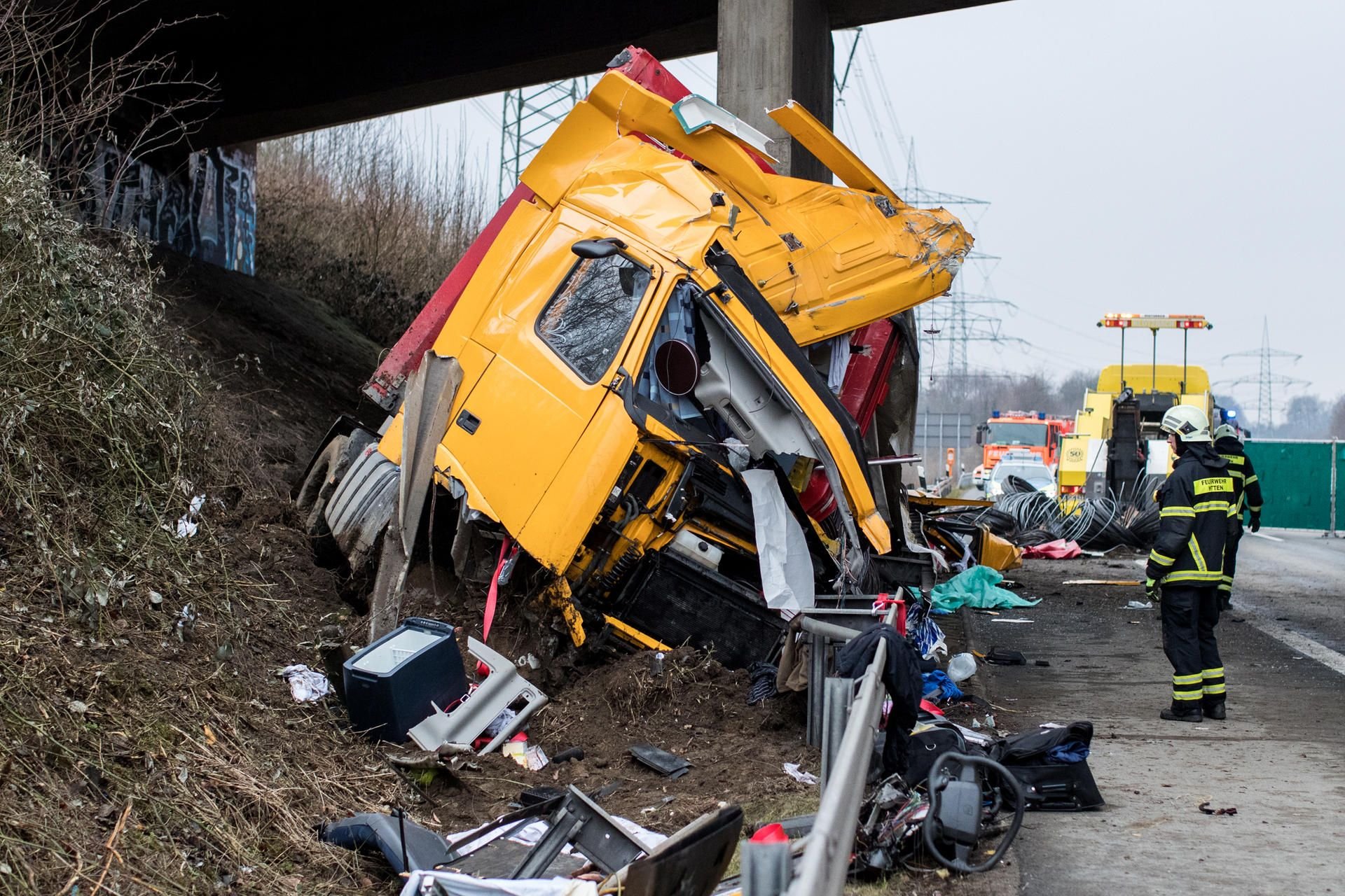 Witten: Ein völlig zertrümmerter Lkw liegt neben einem Brückenpfeiler auf der Autobahn 44.
