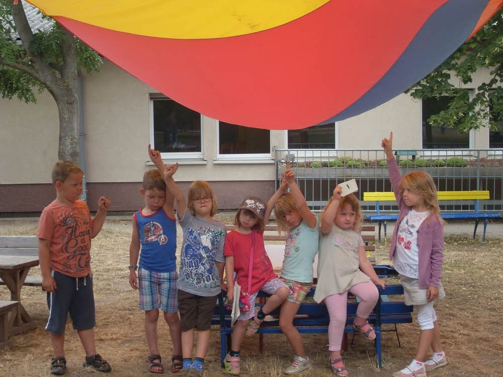 Ein solches Sonnensegel haben Unbekannte gestohlen. Die Kinder der Gröbziger Kita Pumuckl haben zwar noch ein zweites, sind aber trotzdem traurig.